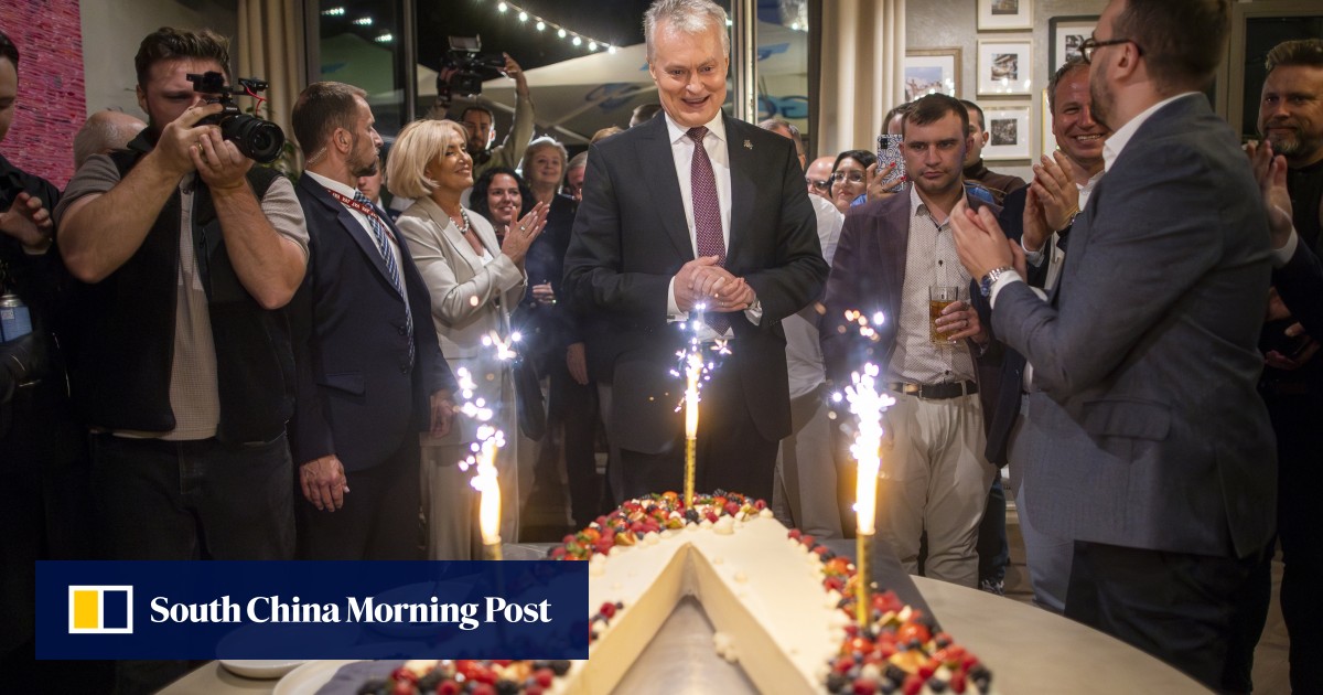 Presiden Lithuania Gitanas Nauseda terpilih kembali dalam pemungutan suara yang ditandai oleh kekhawatiran Rusia post thumbnail image