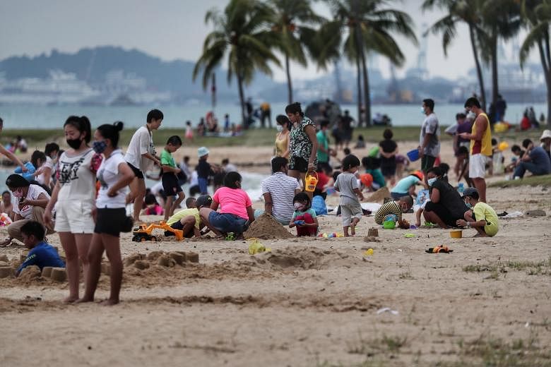 Meningkatnya kasus komunitas Covid-19 tidak menghentikan orang untuk pergi ke pantai post thumbnail image