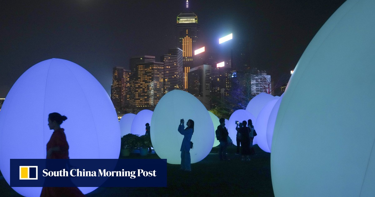Benda-benda berbentuk telur menghiasi pelabuhan Hong Kong dalam instalasi seni yang dibuka untuk umum pada hari Senin post thumbnail image